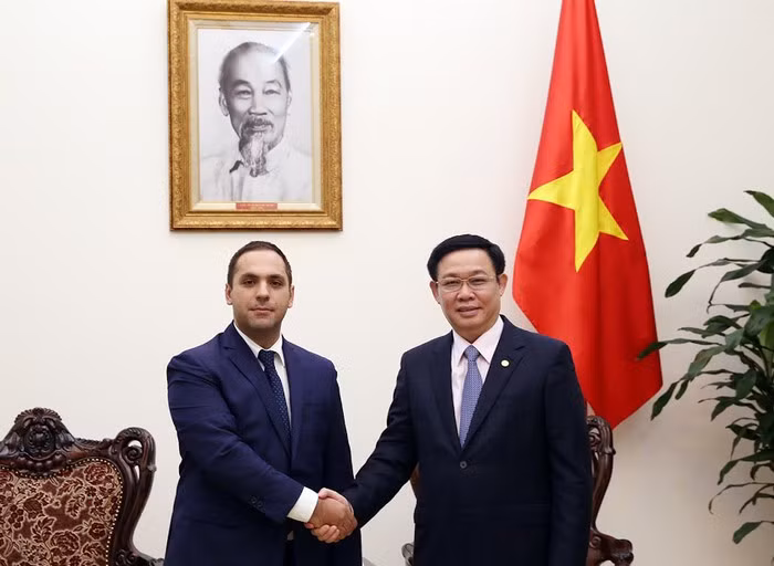 Le vice-PM Vuong Dinh Huê reçoit le ministre bulgare de l’Economie ảnh 1