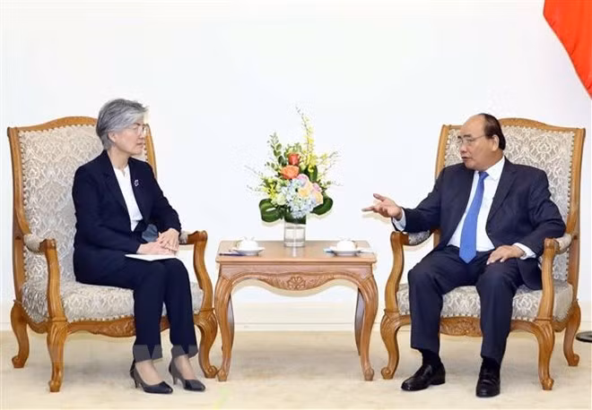 Le PM Nguyên Xuân Phuc reçoit la ministre sud-coréenne des AE Kang Kyung-wha ảnh 1