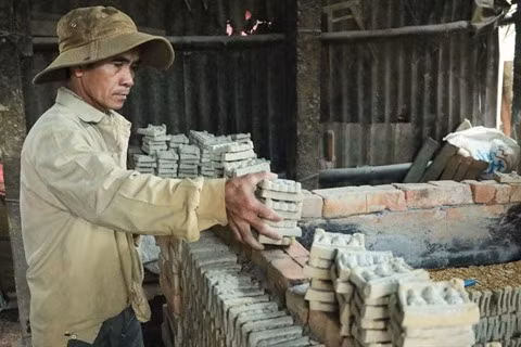 Fabrication de statuettes des Génies du foyer au village de Dia Linh ảnh 1