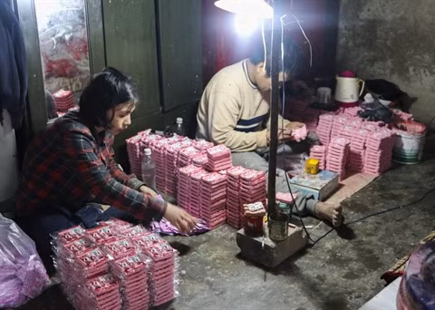Fabrication de statuettes des Génies du foyer au village de Dia Linh ảnh 2