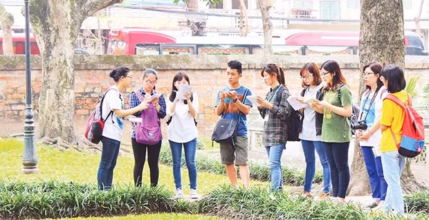 Des jeunes passionnés par la diffusion de l'image de Hanoï auprès des touristes étrangers ảnh 1