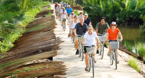 Le nombre de touristes étrangers au Vietnam s’accroît de 25,4% en 8 mois ảnh 1