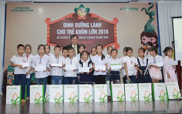 Lancement du programme "Nutrition saine pour aider les enfants à grandir 2016" ảnh 1