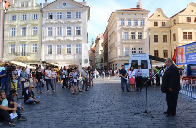 Des vietnamiens en Tchéquie soutiennent la sentence de la CPA ảnh 1