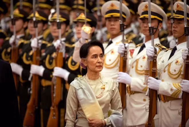 La conseillère d’Etat Aung San Suu Kyi : la paix est le premier objectif du Myanmar ảnh 1