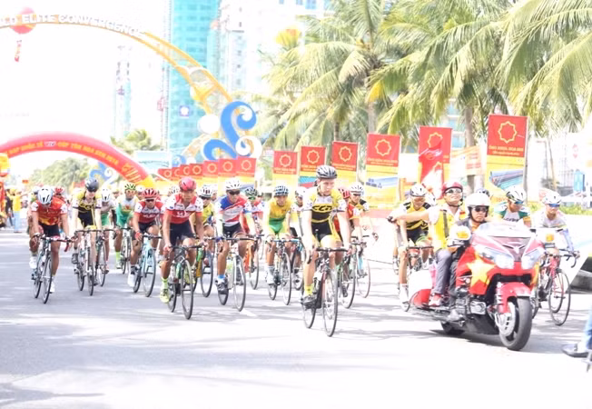 Départ de la course cycliste internationale VTV-Hoa Sen 2016 ảnh 1