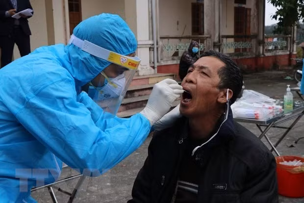 Quang Ninh reçoit 10.000 kits de test du Covid-19 de SunGroup ảnh 1