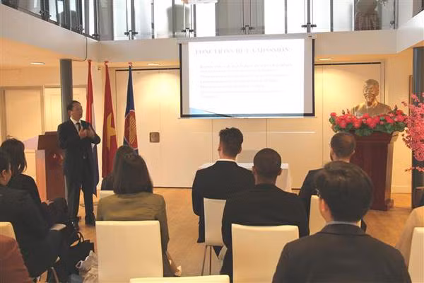 La politique étrangère du Vietnam présentée aux étudiants de l'Académie de droit international de La Haye ảnh 1 La politique étrangère du Vietnam présentée aux étudiants de l'Académie de droit international de La Haye ảnh 1