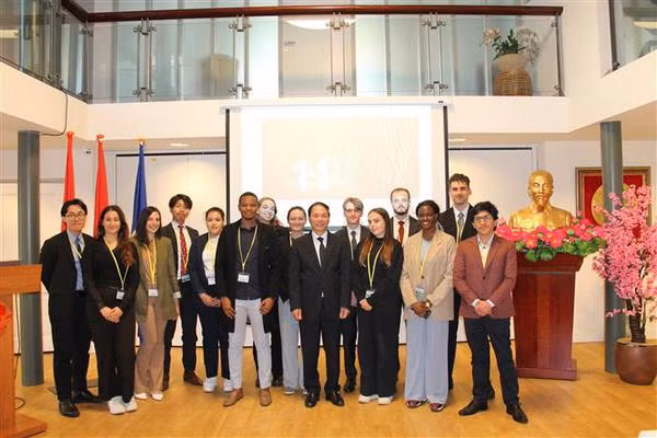 La politique étrangère du Vietnam présentée aux étudiants de l'Académie de droit international de La Haye ảnh 2 La politique étrangère du Vietnam présentée aux étudiants de l'Académie de droit international de La Haye ảnh 2