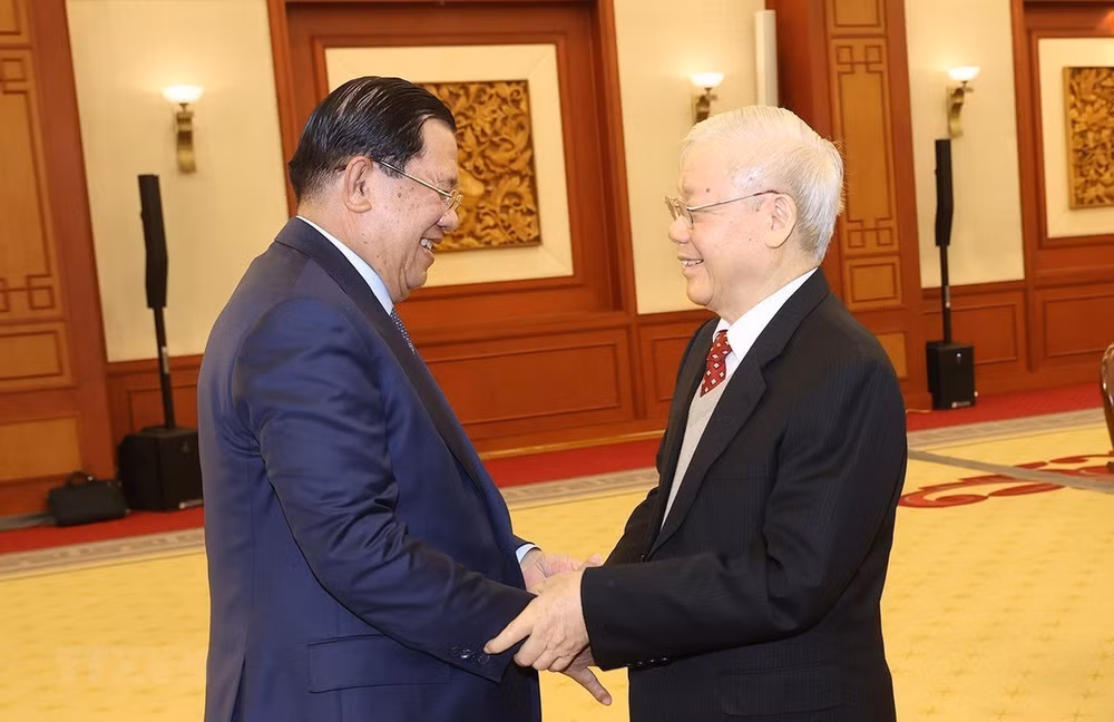 De hauts dirigeants vietnamiens félicitent le Cambodge pour l'organisation réussie des élections législatives ảnh 1