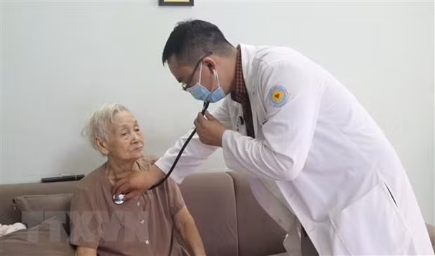 Hô Chi Minh-Ville fournit des examens médicaux gratuits aux seniors ảnh 1
