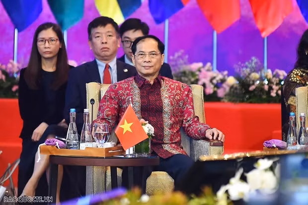 Le Vietnam participe au 30e Forum régional de l’ASEAN en Indonésie ảnh 2