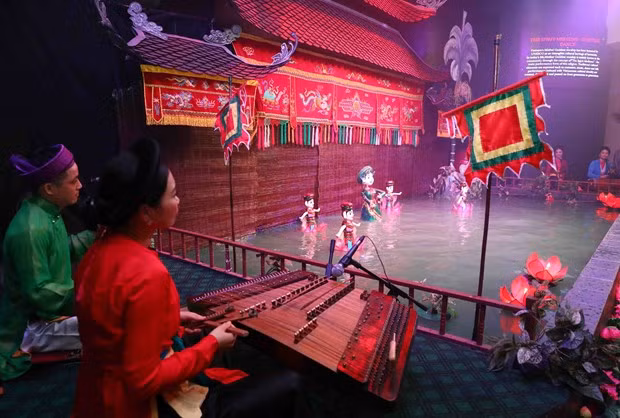 L’art des marionnettes sur l’eau enchante les épouses des PM vietnamien et malaisien ảnh 2