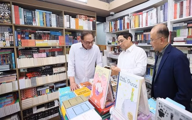 Le PM Pham Minh Chinh et son homologue malaisien visitent la rue des livres de Hanoï ảnh 1