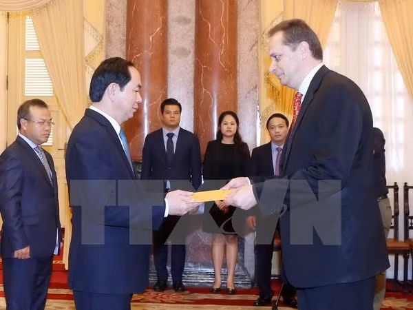 Le président vietnamien Tran Dai Quang reçoit de nouveaux ambassadeurs ảnh 1