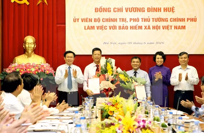 Le vice-PM Vuong Dinh Hue travaille avec l’Assurance sociale du Vietnam ảnh 1