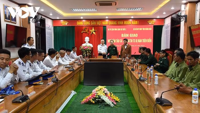 Sept pêcheurs en détresse sauvés au large de Quang Nam ảnh 1