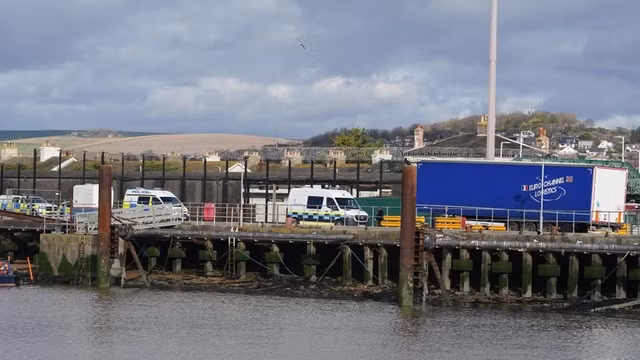 L’enquête se poursuit sur les migrants dans une ville britannique ảnh 1