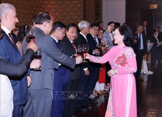 Les autorités de Ho Chi Minh-Ville rencontrent des représentants du corps diplomatique étranger ảnh 1