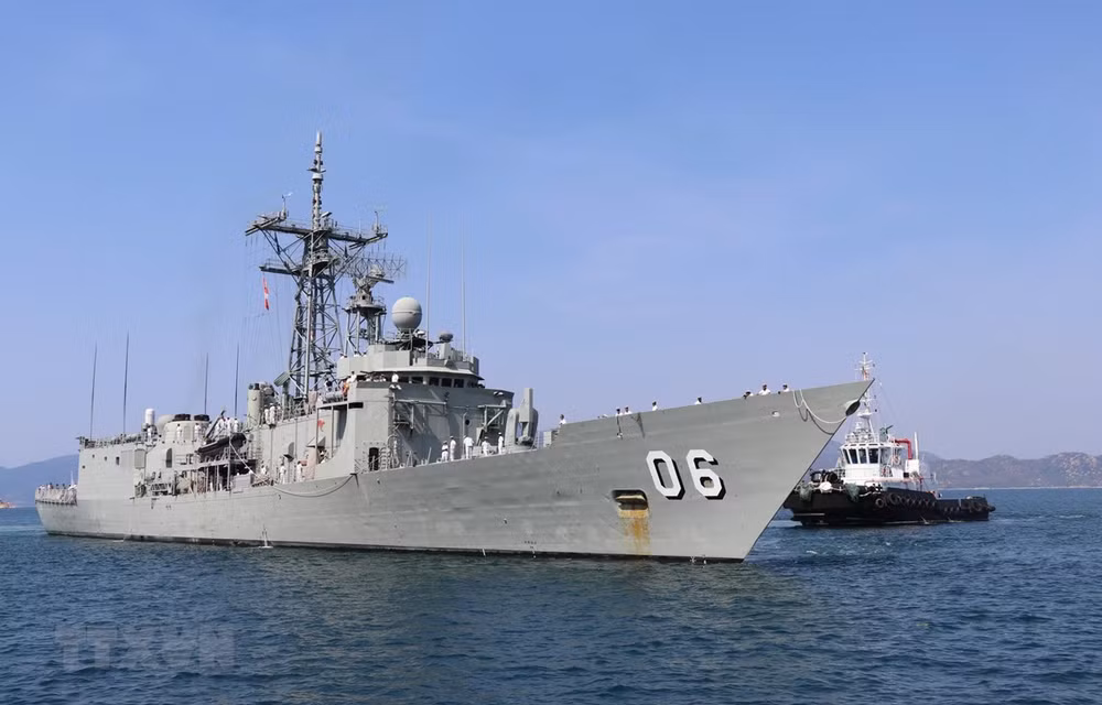 Deux navires de la Marine royale australienne en visite au Vietnam ảnh 1
