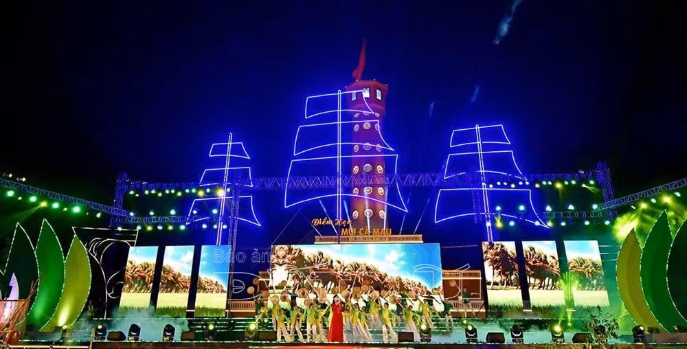 Le PM Nguyên Xuân Phuc inaugure la Semaine culturelle et touristique de Cà Mau 2019 ảnh 1