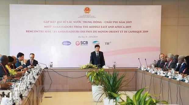Conférence « Rencontre avec les ambassadeurs des pays du Moyen-Orient et d’Afrique 2019 » à Hanoi ảnh 1