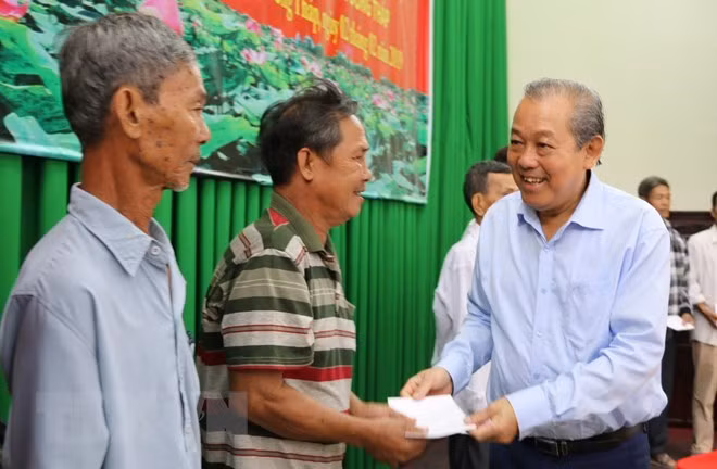 Des dirigeants présentent leurs vœux du Tet à Dong Thap et à Son La ảnh 1