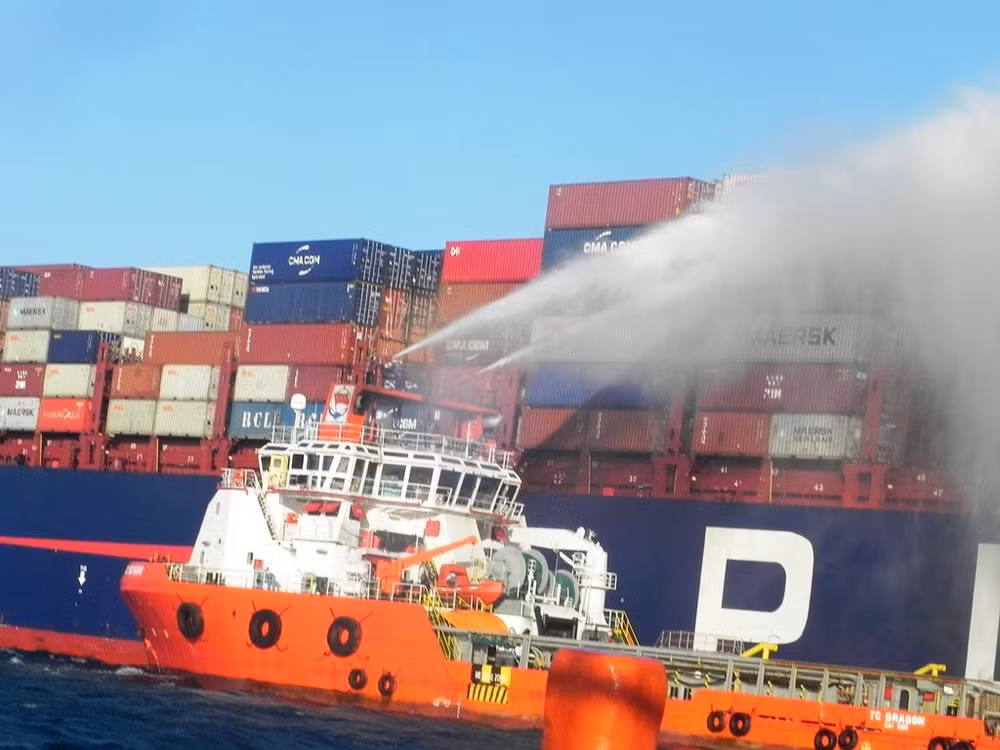 Incendie à bord d’un navire étranger au large de Ninh Thuan ảnh 1