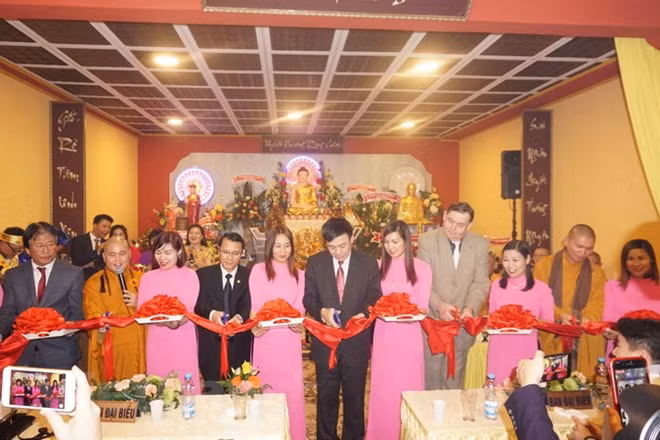 Inauguration d’un centre culturel bouddhique des Vietnamiens en République tchèque ảnh 1