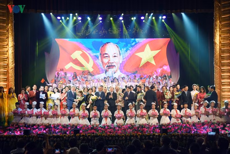 Un programme artistique en mémoire du président Ho Chi Minh à Hanoi ảnh 1