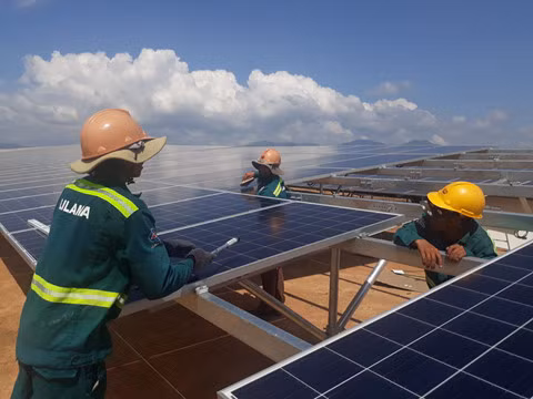 Le premier projet d’électricité solaire à Ninh Thuan raccordé au réseau national ảnh 1