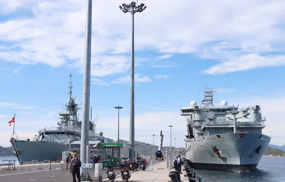 Deux navires de la Marine royale canadienne en visite au Vietnam ảnh 1