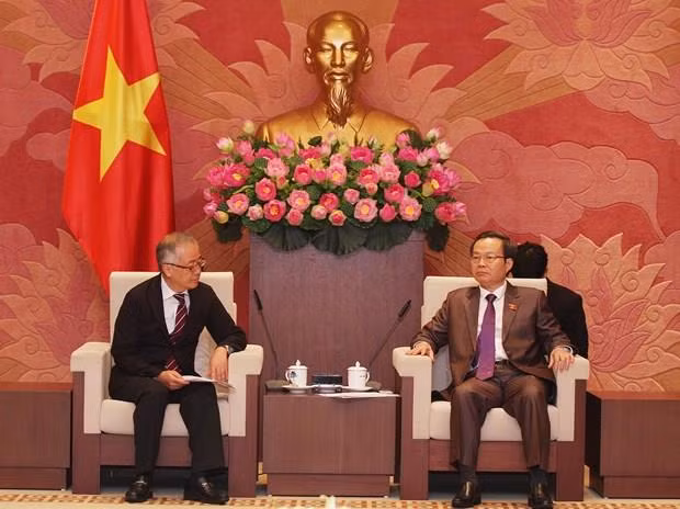 Le vice-président de l’AN Phung Quoc Hien reçoit un vice-président de la JICA ảnh 1