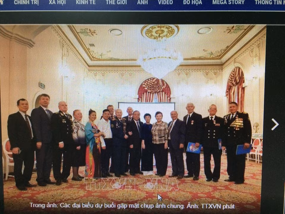 Rencontre en Russie à l’occasion du 44e anniversaire de la Réunification nationale ảnh 1