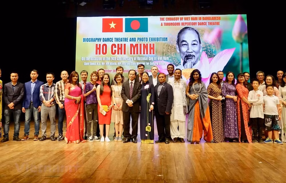 Un spectacle en mémoire du Président Ho Chi Minh au Bangladesh ảnh 1