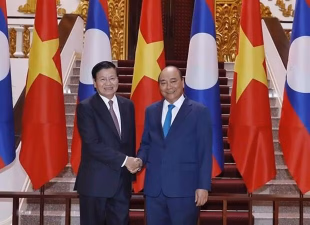 Le Premier ministre laotien termine sa visite officielle au Vietnam ảnh 1