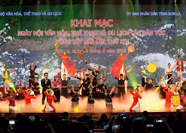 Ouverture d’une fête des cultures des ethnies du Nord-Ouest ảnh 1