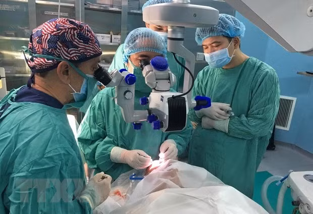 Des Vietnamiens retrouvent la vue grâce à l’aide d’Américains ảnh 1
