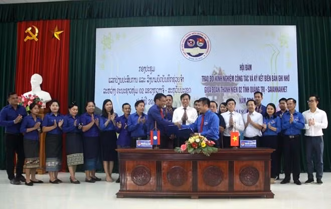 Vietnam-Laos : des jeunes de Quang Tri et de Savannakhet échangent leurs expériences ảnh 1