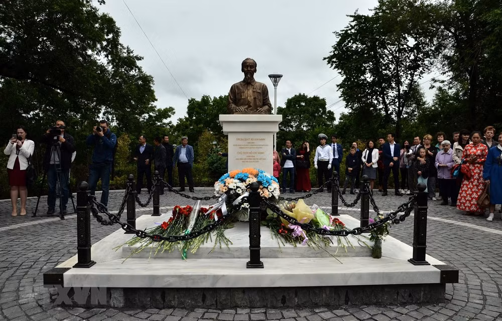 Un buste du président Ho Chi Minh inauguré à Vladivostok, en Russie ảnh 1