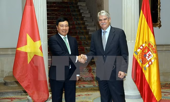 Entretien entre le vice-PM Pham Binh Minh et le ministre espagnol des AE Alfonso Dastis ảnh 1