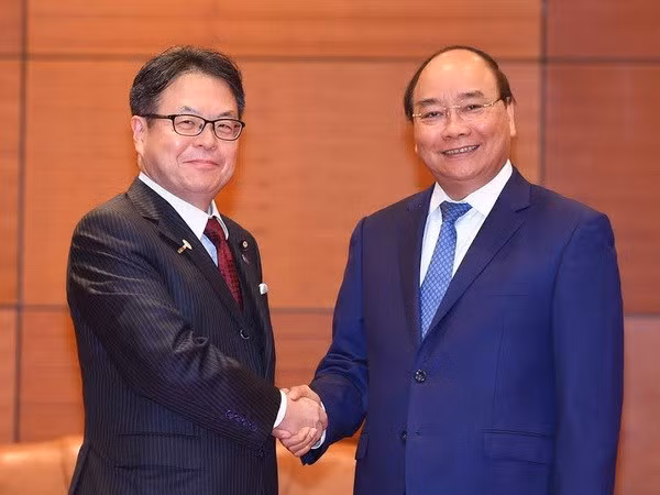 Le Premier ministre Nguyên Xuân Phuc reçoit le ministre japonais du Commerce ảnh 1