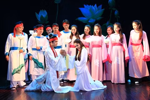 Théâtre : la pièce Kiêu pour les touristes étrangers ảnh 1