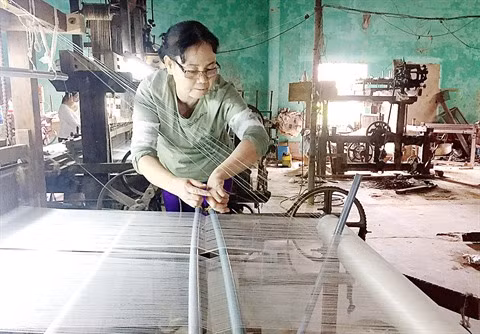 Au village de la soie de Ma Châu, le métier à tisser la tradition ảnh 1