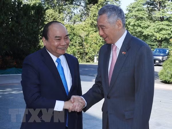 Cérémonie d’accueil réservée au PM Nguyên Xuân Phuc en visite officielle à Singapour ảnh 1