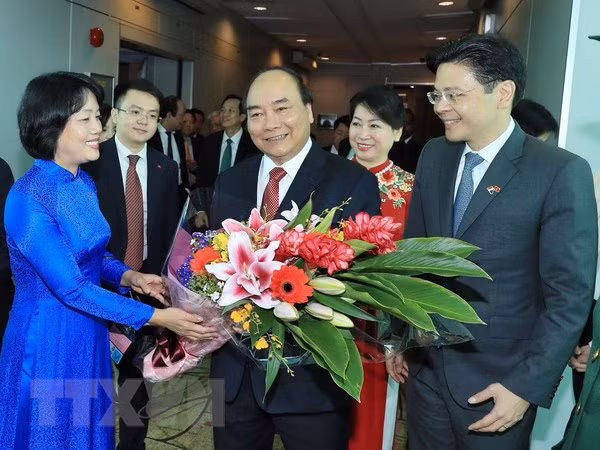 Le PM Nguyên Xuân Phuc entame une visite officielle à Singapour ảnh 1