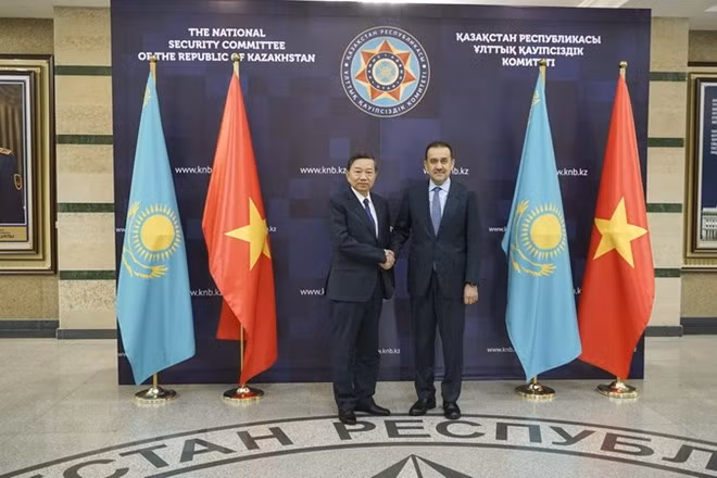 Le ministre de la Sécurité publique en visite de travail au Kazakhstan ảnh 1