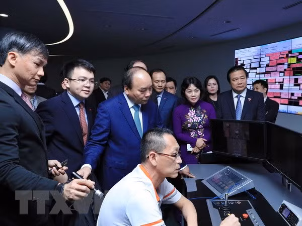 Le PM Nguyen Xuan Phuc rend visite à PSA et Supply Chain City de Singapour ảnh 1