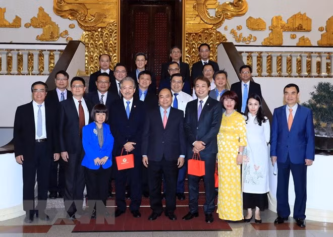 Le PM Nguyên Xuân Phuc invite les entreprises singapouriennes à investir au Vietnam ảnh 1