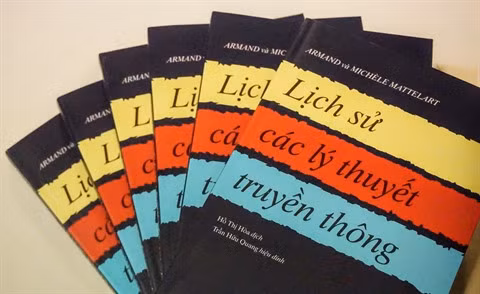 Publication de l’édition en vietnamien de l’Histoire des théories de la communication ảnh 2